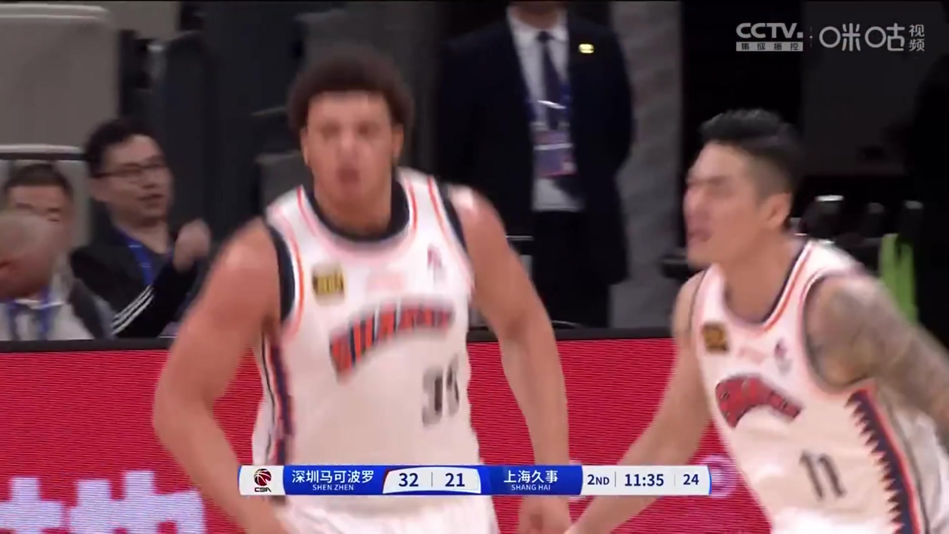 粗中有細！“小胖”洛夫頓1v3慢三步 突破防線獻上單臂重扣