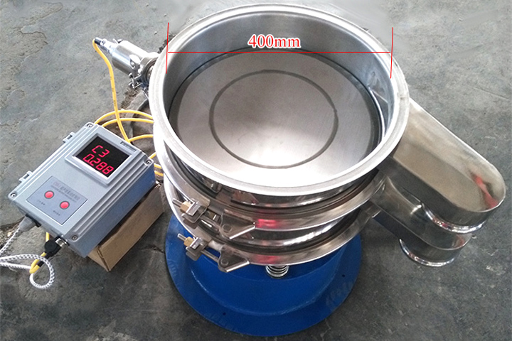 小型振動(dòng)篩采用彈跳球?yàn)榍寰W(wǎng)裝置，清網(wǎng)效果好。