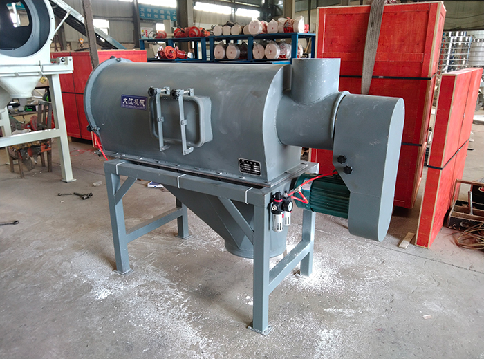 氣流篩采用碳鋼材質(zhì)的外殼，臥式的篩網(wǎng)利用風(fēng)力與物料的離心力對物料進(jìn)行篩分。產(chǎn)量高，效果好。