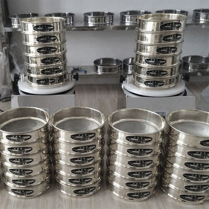 試驗篩采用SUS403不生銹材質(zhì)，篩框壁厚0.6mm經(jīng)久耐用不變形，可耐400°高溫，可用于無機，有機溶液。