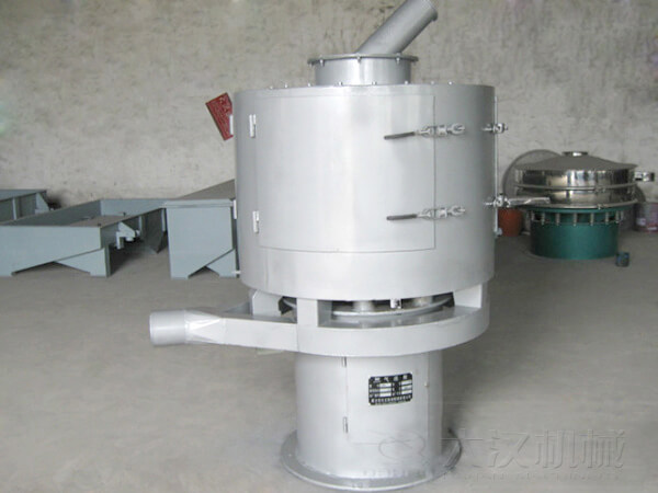 氣流篩與其它普通振動(dòng)篩不同的是其采用的是立式篩網(wǎng)，篩分主要?jiǎng)恿碜燥L(fēng)機(jī)的吹動(dòng)帶動(dòng)物料撲向篩網(wǎng)，從而完成篩分目的。